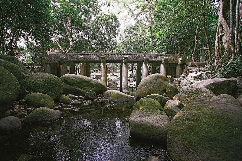 Suối Giải Oan dưới chân núi và  cây cầu đá dẫn vào chùa Giải Oan.